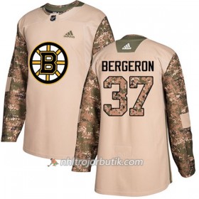 Män Ishockey Boston Bruins Tröja Patrice Bergeron 37 Adidas 2017-2018 Camo Veterans Day Practice Authentic